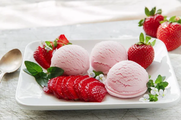 Bola de helado de fresa con fresas frescas —  Fotos de Stock