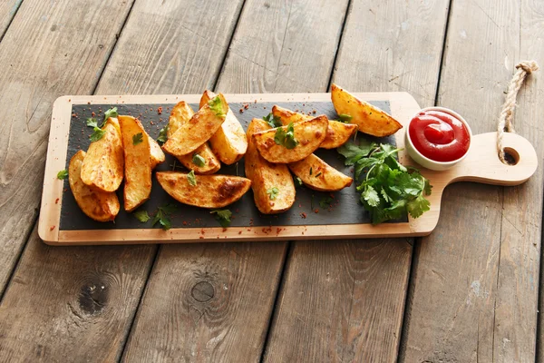 Жареный картофель с травами и красным соусом — стоковое фото