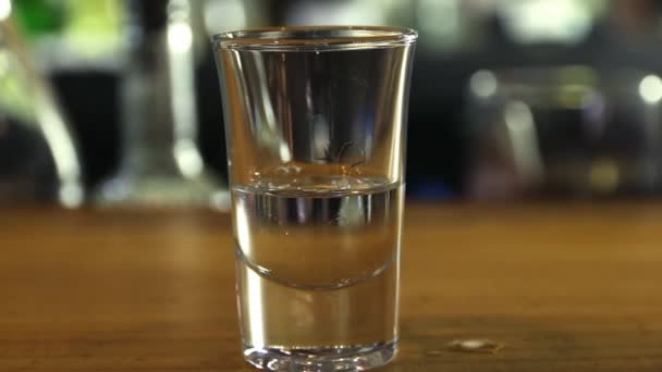 Il processo di preparazione del cocktail shot in un bicchiere — Video Stock