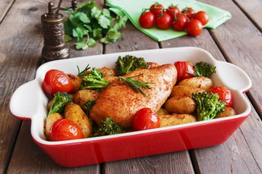 Tavuk göğsü pişmiş domates yeni patates ve brokoli ile