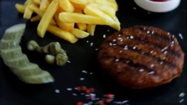 Izgara burger kızarmış patates ve salatalık turşu sosu