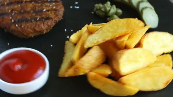 Hamburguesa a la parrilla con patatas y salsa de pepino en escabeche — Vídeos de Stock