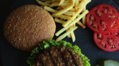 Sığır eti hamburger ızgara patates kızartması domates peynir