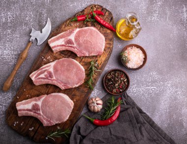 Taze çiğ et, sığır eti, bir kemik, tahtada, baharatlar.