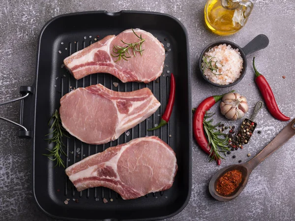 Taze çiğ et, et, kemik, ızgara tava, baharatlar.