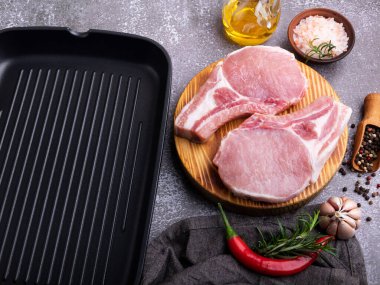 Taze çiğ et, sığır eti, tahtada bir kemik, baharatlar, ızgara tava.