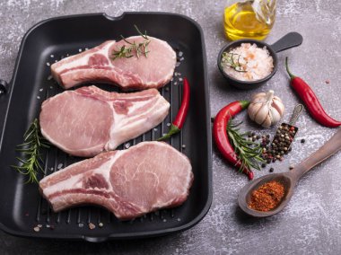 Taze çiğ et, et, kemik, ızgara tava, baharatlar.