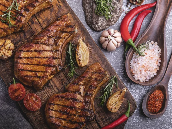 Carne Porco Grelhada Cozida Carne Vaca Pique Osso Uma Tábua — Fotografia de Stock