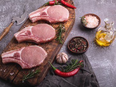 Taze çiğ et domuz eti, sığır eti, tahtada bir kemik, baharatlar, ızgara tava.