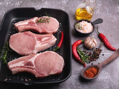 Taze çiğ et, domuz eti, kemik, ızgara tava, baharatlar.