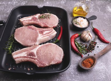Taze çiğ et, domuz eti, kemik, ızgara tava, baharatlar.