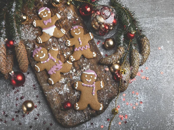 Galletas Jengibre Caseras Navidad Una Mesa Madera Juguetes Navidad Conos —  Fotos de Stock