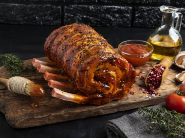 Rozbif, domuz, kuzu, kırmızı salamura, et rulosu, baharat ahşap arka plan.