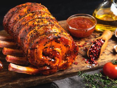Rozbif, domuz, kuzu, kırmızı salamura, et rulosu, baharat ahşap arka plan.