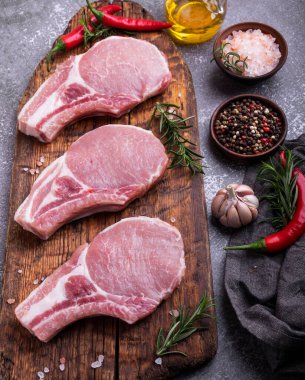 Taze çiğ et, domuz eti, kuzu eti, tahtada bir kemik, baharatlar.