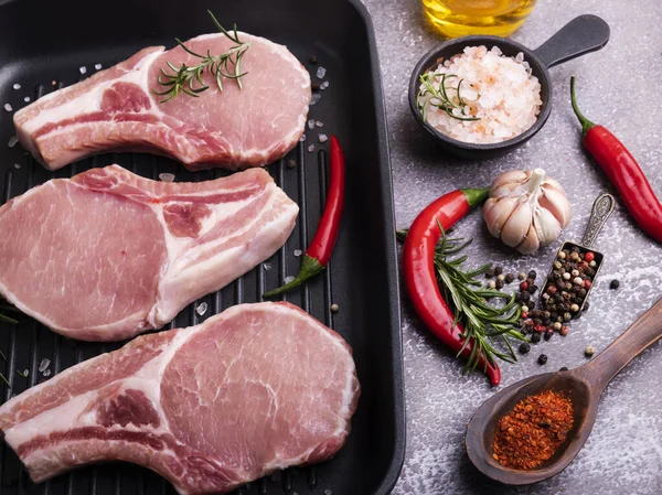 Taze çiğ et, domuz eti, kuzu eti, kemik, ızgara tava ve baharatlar.