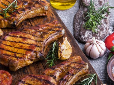 Kızarmış et, sığır eti, kuzu eti, pirzola kemiği, domates, biberiye.