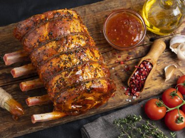 Köfte, domuz eti, kuzu, kırmızı salamura, etli börek, baharat.