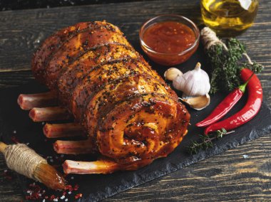 Köfte, domuz eti, kuzu, kırmızı salamura, etli börek, baharat, yakın plan.