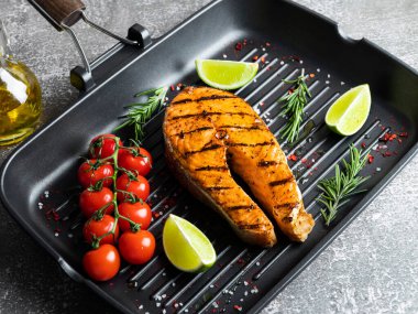 Izgara biftek, somon balığı, alabalık, baharatlar, biberiye, domates.