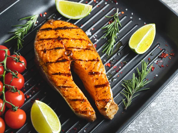 Bistecca Pesce Alla Griglia Salmone Trota Una Padella Spezie Rosmarino — Foto Stock