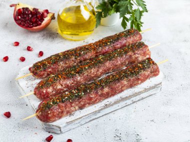 Tahtadaki ahşap şişte çiğ et kebabı.