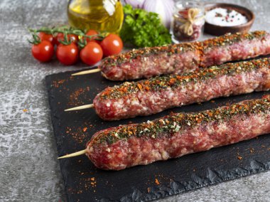 Lula kebap çiğ sığır eti kuzu eti siyah taş bir yüzey üzerinde şiş, yakın