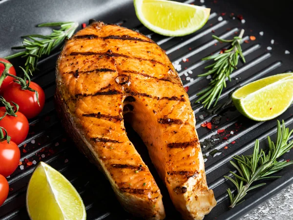 Filete Parrilla Pescado Salmón Trucha Una Sartén Picante Tomate Cerca —  Fotos de Stock