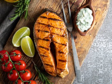 ızgara biftek, somon balığı, ahşap bir tahtada alabalık, biberiye, domates, yakın çekim, üst manzara