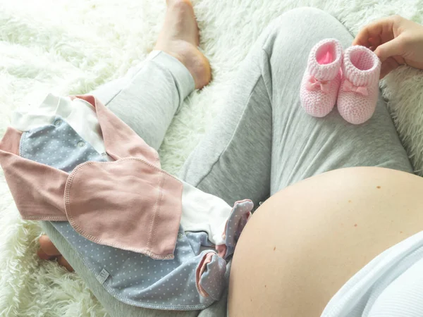 Schwangere Mit Rosa Babystiefeln Kleidung Den Händen — Stockfoto