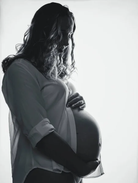 Heureuse Femme Enceinte Debout Serrant Son Ventre Avec Ses Mains — Photo