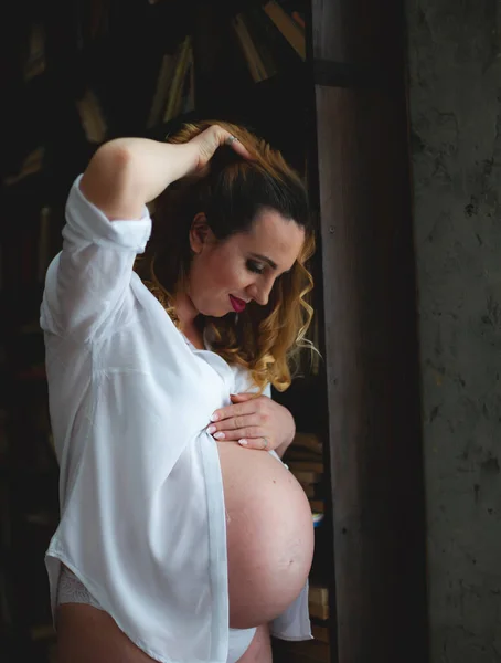 Glückliche Schwangere Frau Umarmt Ihren Bauch Mit Der Hand Und — Stockfoto