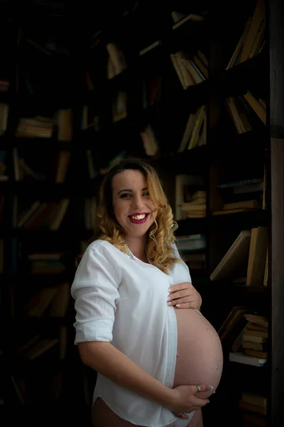 Heureuse Femme Enceinte Huitième Neuvième Mois Grossesse Étreignant Son Ventre — Photo