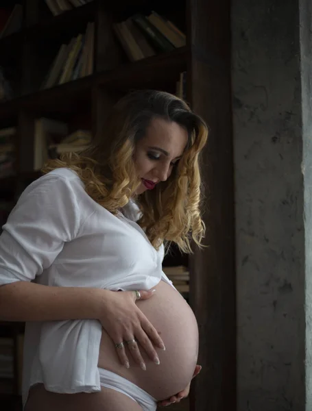 Lycklig Gravid Kvinna Åttonde Nionde Månaden Graviditeten Kramar Magen Med — Stockfoto