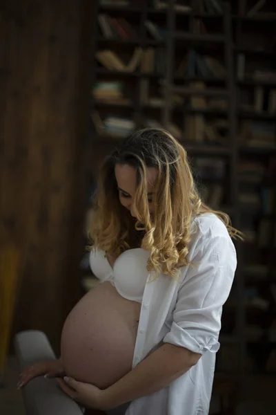 Šťastná Těhotná Žena Osmý Devátý Měsíc Těhotenství Objímání Břicho Rukou — Stock fotografie