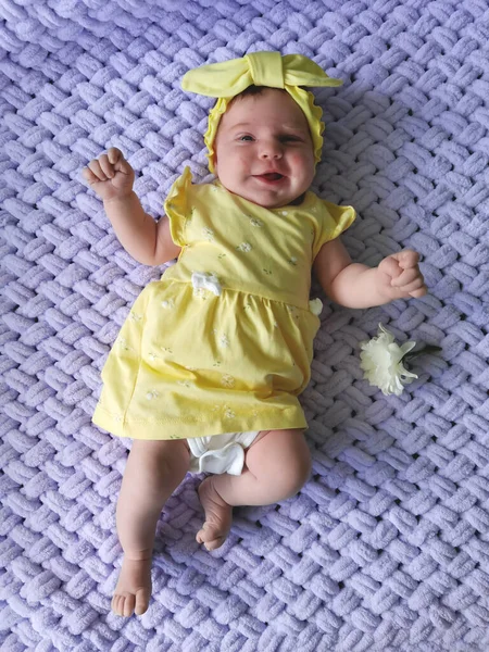 Hermosa Niña Encuentra Una Manta Sonrisas Edad Dos Meses Vista — Foto de Stock