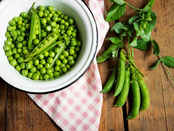 Verse Groene Erwten Een Witte Kom Peulen Spruiten Tafel Gezond — Stockfoto