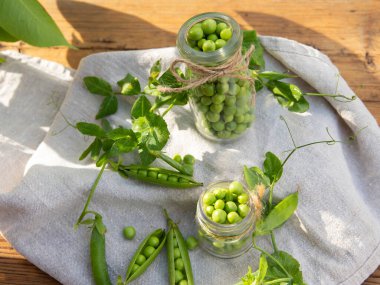 Taze taze taze bezelyeler cam şişede, açık havada, kapalı, üst manzara