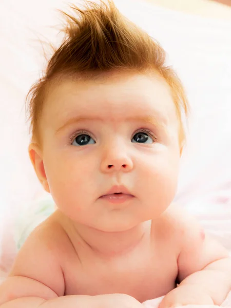 Retrato Cerca Bebé Meses Edad Encuentra Sobre Estómago Cabeza Los — Foto de Stock