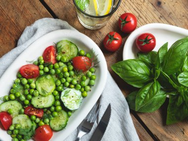 Salata. Taze sebze salatası, domates, salatalık, fesleğen, bezelye.