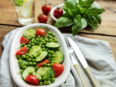 Salata. Taze sebze salatası, domates, salatalık, fesleğen, bezelye.