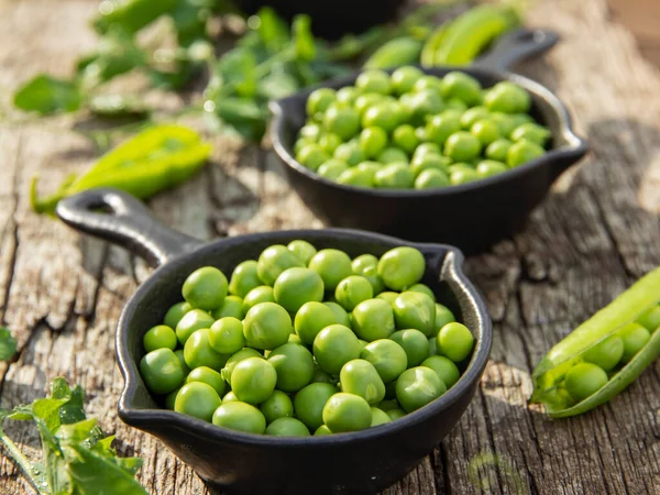 Frische Grüne Erbsen Jung Schale Auf Holztisch Draufsicht Samen Schoten — Stockfoto