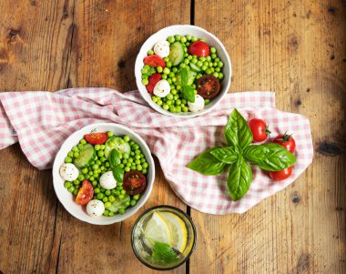 Salata vejetaryeni. Domates, salatalık, fesleğen, bezelye, mozzarella peynirli taze sebze salatası..