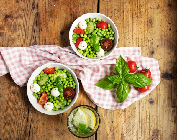 Salata vejetaryeni. Domates, salatalık, fesleğen, bezelye, mozzarella peynirli taze sebze salatası..