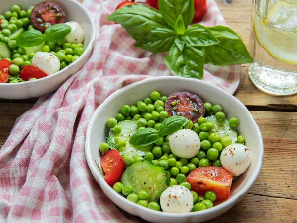 Salata vejetaryeni. Domates, salatalık, fesleğen, bezelye, mozzarella peynirli taze sebze salatası..