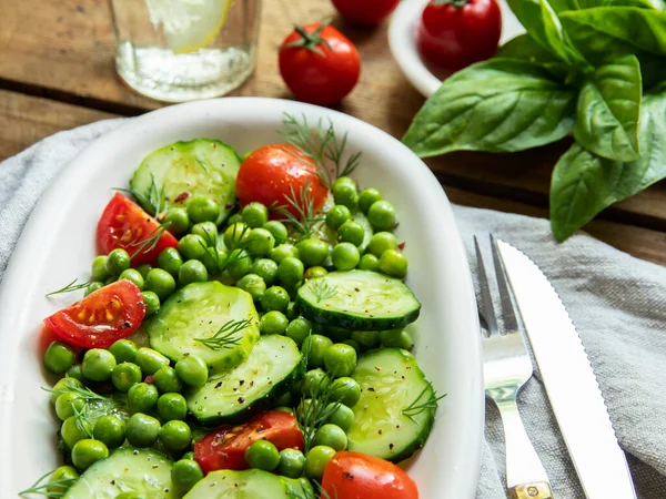 Salata. Taze sebze salatası, domates, salatalık, fesleğen, bezelye.