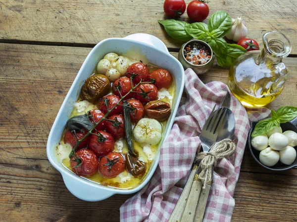 烤蔬菜番茄 莫扎拉奶酪 大蒜在烤箱陶瓷盘 — 图库照片