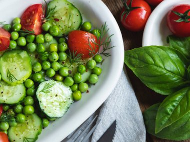 Salata. Taze sebze salatası, domates, salatalık, fesleğen, bezelye.