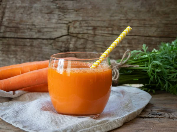 在木制表面的玻璃杯中加入新鲜的榨胡萝卜汁 乡村音乐风格健康饮食 节食和素食理念 — 图库照片