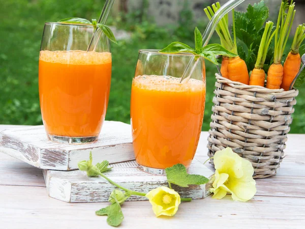 新鲜的榨过的胡萝卜汁在两杯中 健康饮食 节食和素食概念 — 图库照片